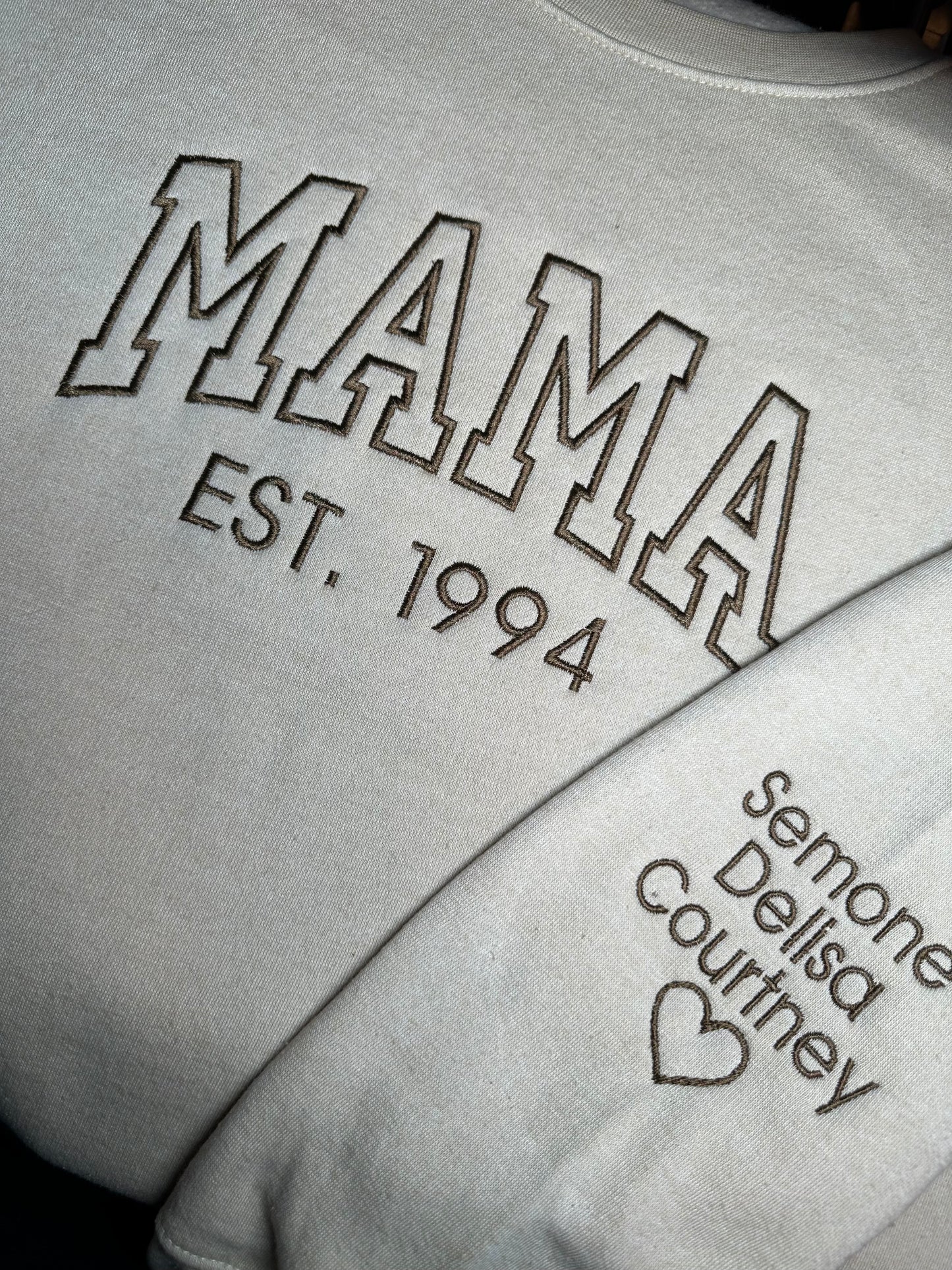 EMBROIDERED MAMA SWEATSHIRT
