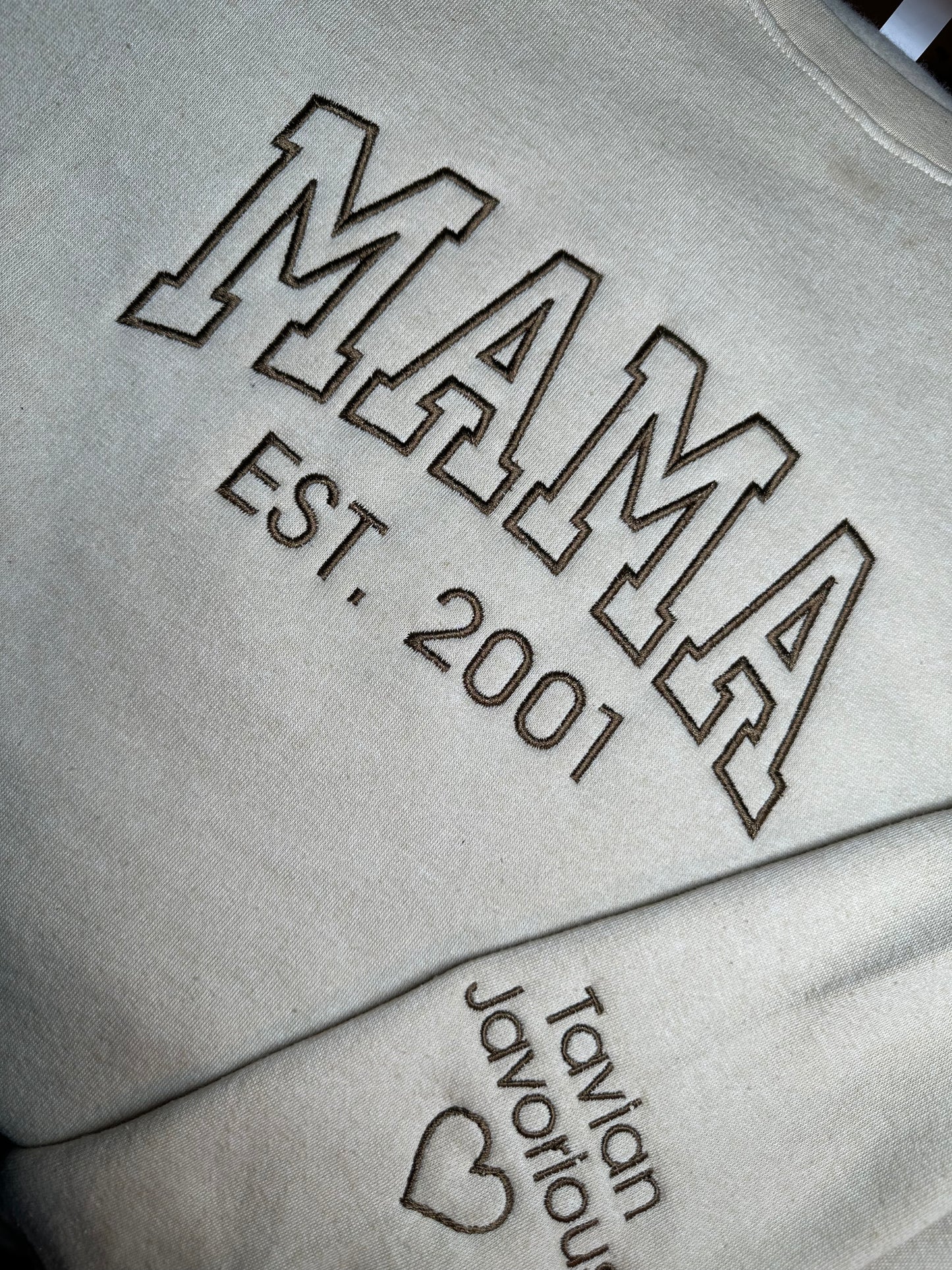 EMBROIDERED MAMA SWEATSHIRT